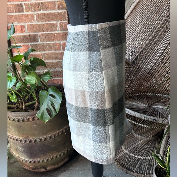 LOFT Plaid Gray and Cream Women's Skirt - Picture 3 of 8